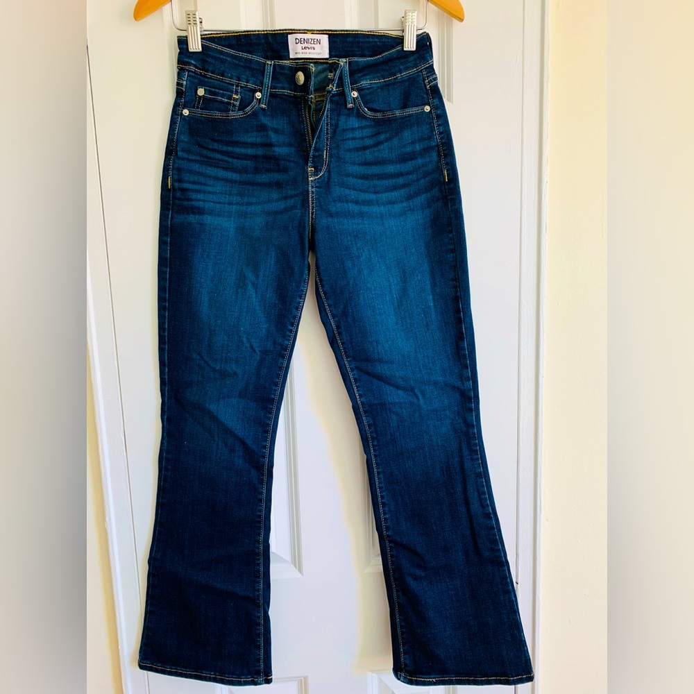 Size 4 Levi’s mid-rise bootcut jeans, never worn